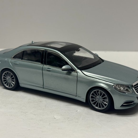 Maisto 1/18 Scale Diecast 36855 - Mercedes-Benz S-Class